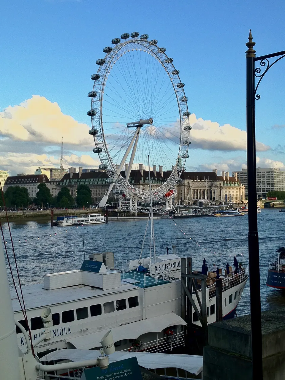 El London Eye, la noria panorámica sobre el río Támesis, en Londres.