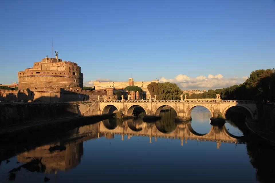 El Castillo de Sant'Angelo junto al río Tíber, en Roma.