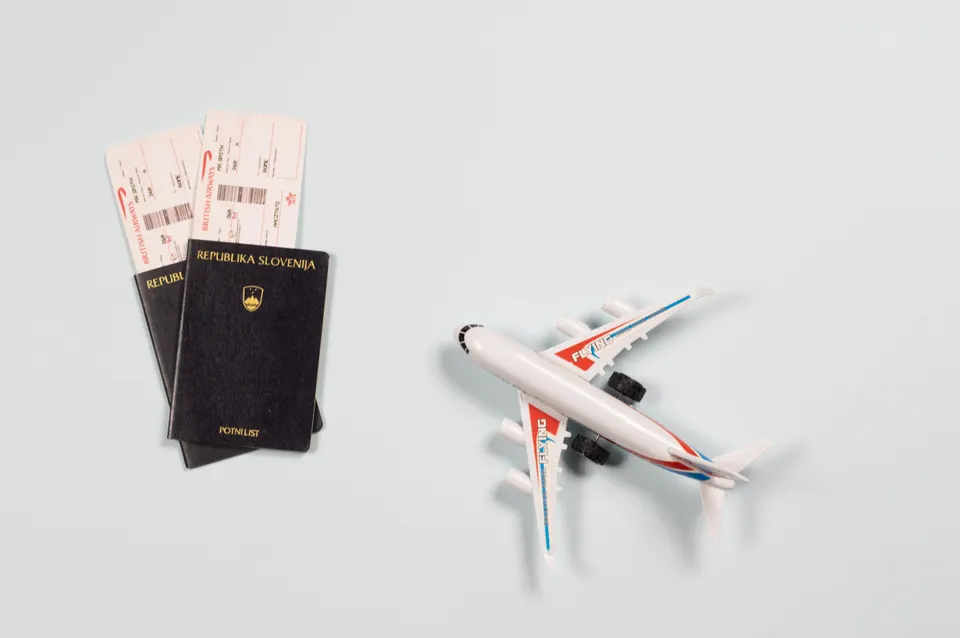 Billetes de avión, tarjeta de embarque y pasaporte preparados para tramitar una reclamación de indemnización.