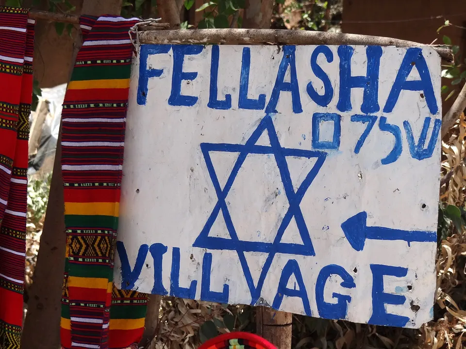 Cartel y casas de la histórica aldea de Wolleka, centro alfarero de la comunidad Beta Israel en Gondar.