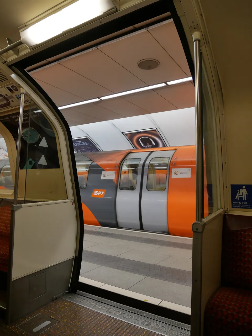 Un tren naranja del Subte de Glasgow, apodado 'Clockwork Orange'.