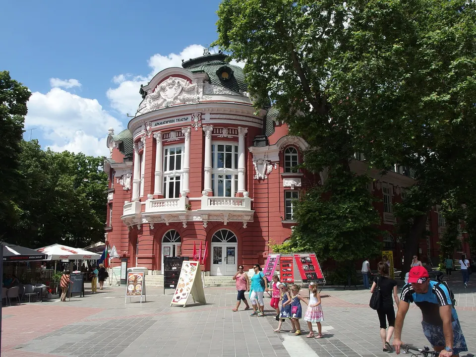 Elegante fachada roja del Teatro Dramático y de la Ópera en la plaza Nezavisimost de Varna.