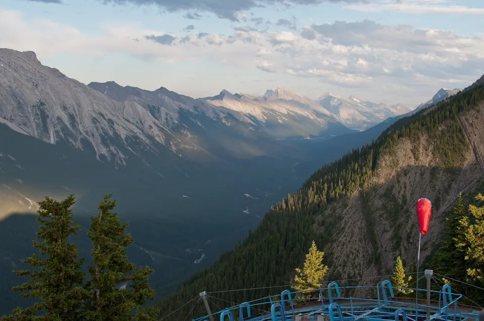 Vistas panorámicas de los valles y cordilleras alpinas desde la Banff Gondola en Sulphur Mountain.