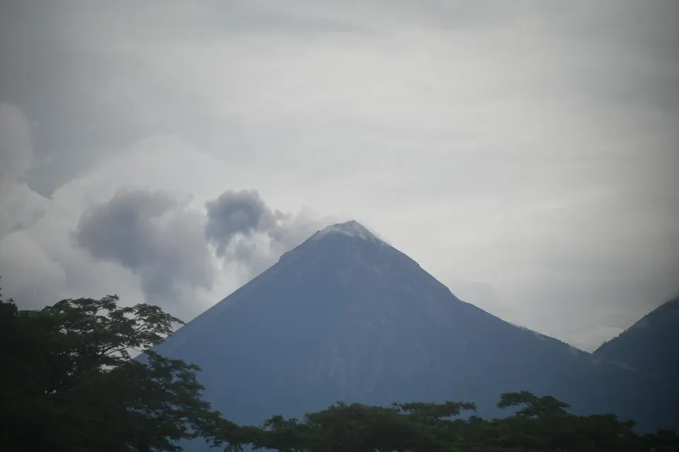 Erupción de ceniza y fumarola del Volcán de Fuego contemplada desde las laderas del Volcán Acatenango.