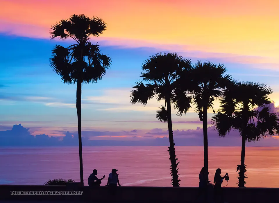 Puesta de sol dorada sobre el mar de Andamán desde el cabo Promthep en Phuket.