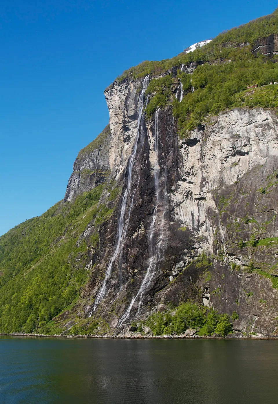 Vista panorámica del Geirangerfjord con sus abruptas laderas de roca y aguas profundas en Noruega.