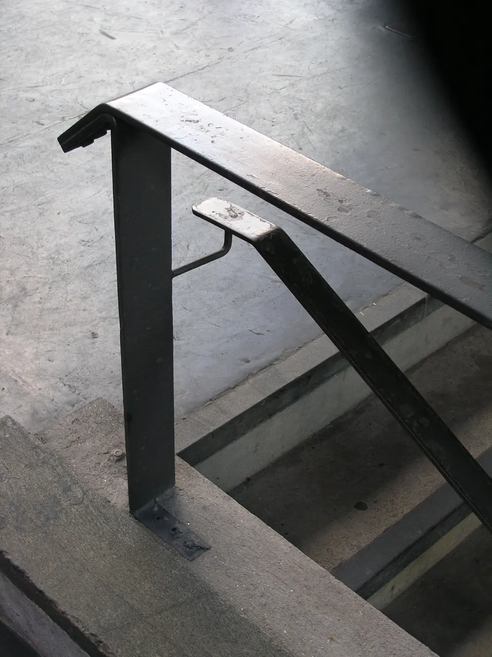 Estructura modernista del Museo de Arte de São Paulo (MASP) suspendida sobre cuatro pilares de hormigón rojo en la Avenida Paulista.