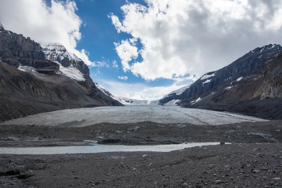 La imponente lengua de hielo del Glaciar Athabasca en el Columbia Icefield sobre la carretera Icefields Parkway.