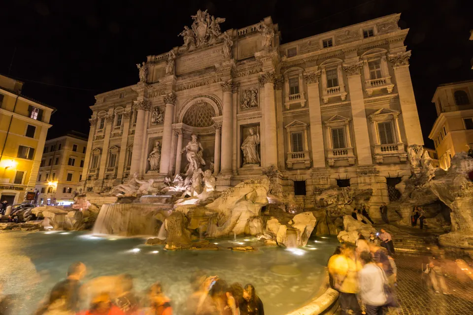 La Fontana di Trevi vista de frente, con el Palazzo Poli como telón de fondo.