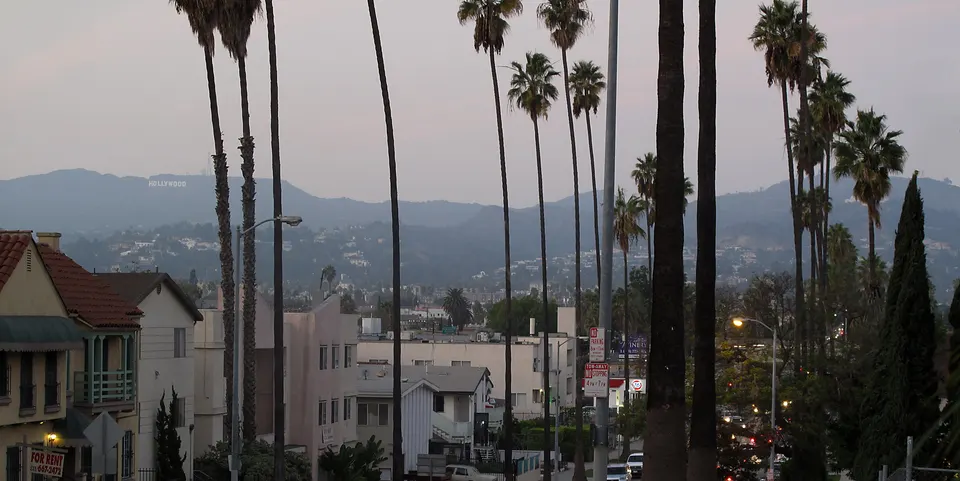 The Hollywood Hills and the Hollywood Sign, seen just after sunset from the hill on Normandie Avenue in East Hollywood, en estados-unidos