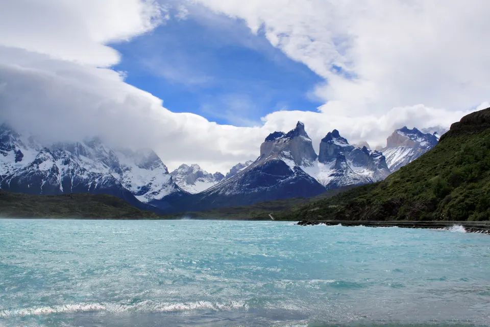 Panorámica de los Cuernos del Paine y el lago Pehoe en el Parque Nacional Torres del Paine, Patagonia chilena.