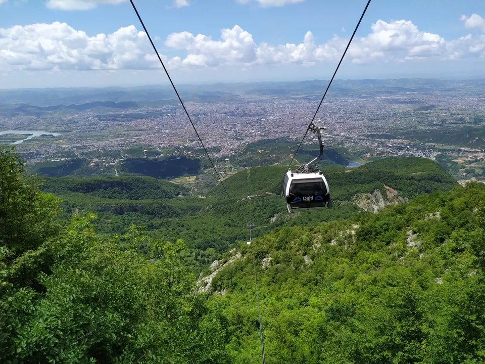 Una cabina del teleférico Dajti Ekspres sobrevolando el bosque camino al monte Dajti.