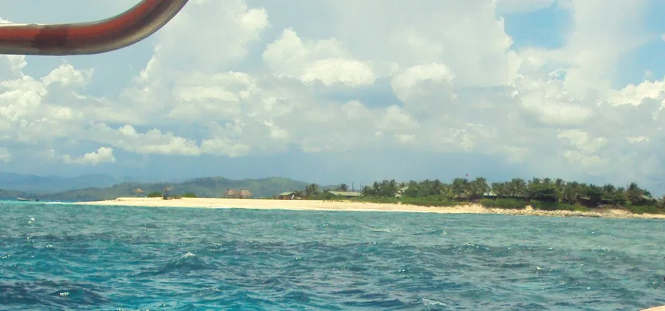 El idílico cayo coralino de Tivua Island rodeado de aguas turquesas y arrecifes en las Mamanuca.