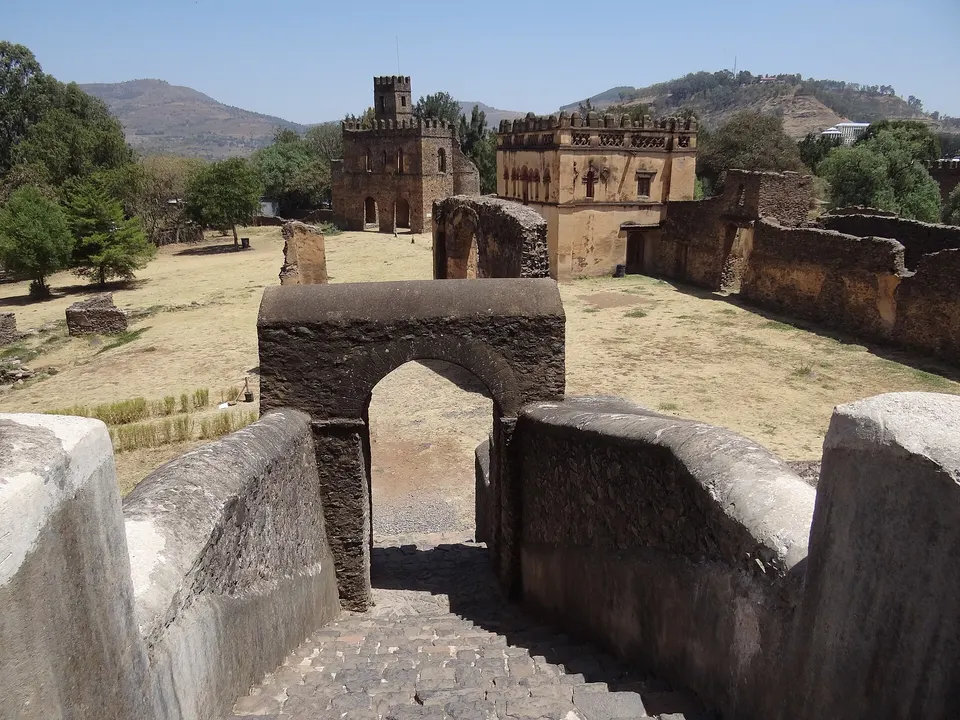 Vista principal de las torres y almenas de piedra del castillo del emperador Fasilides en Gondar.