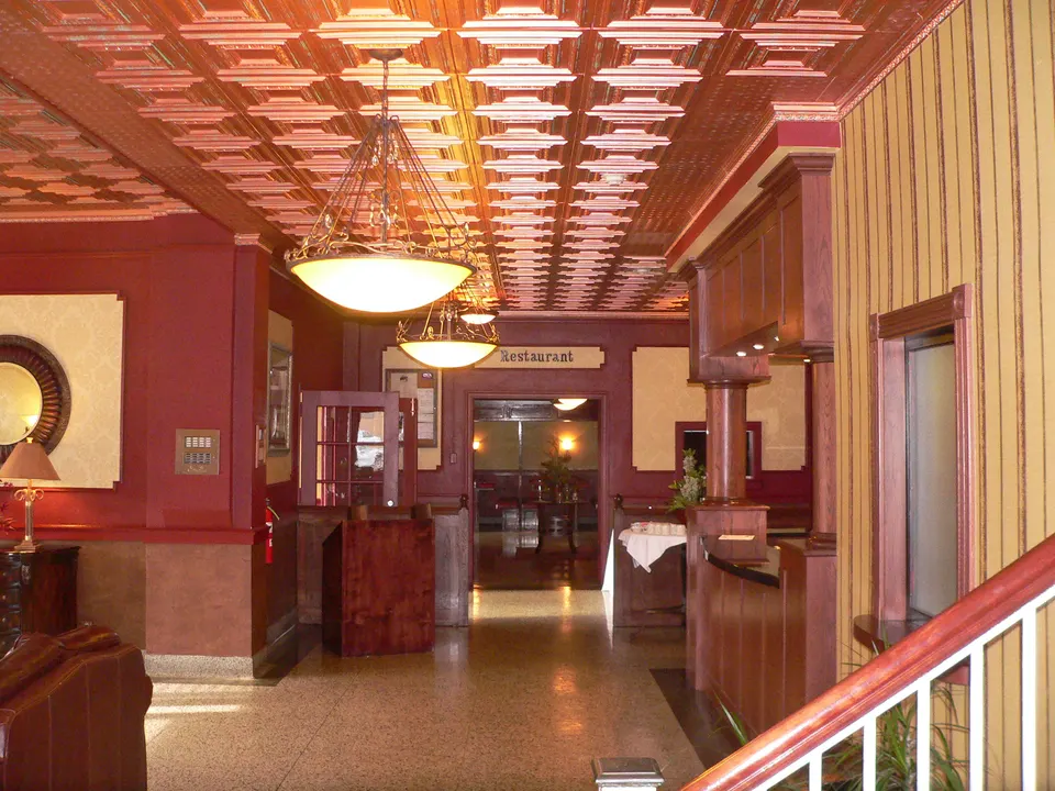Mostrador de recepción en el vestíbulo de un hotel para el registro de huéspedes.
