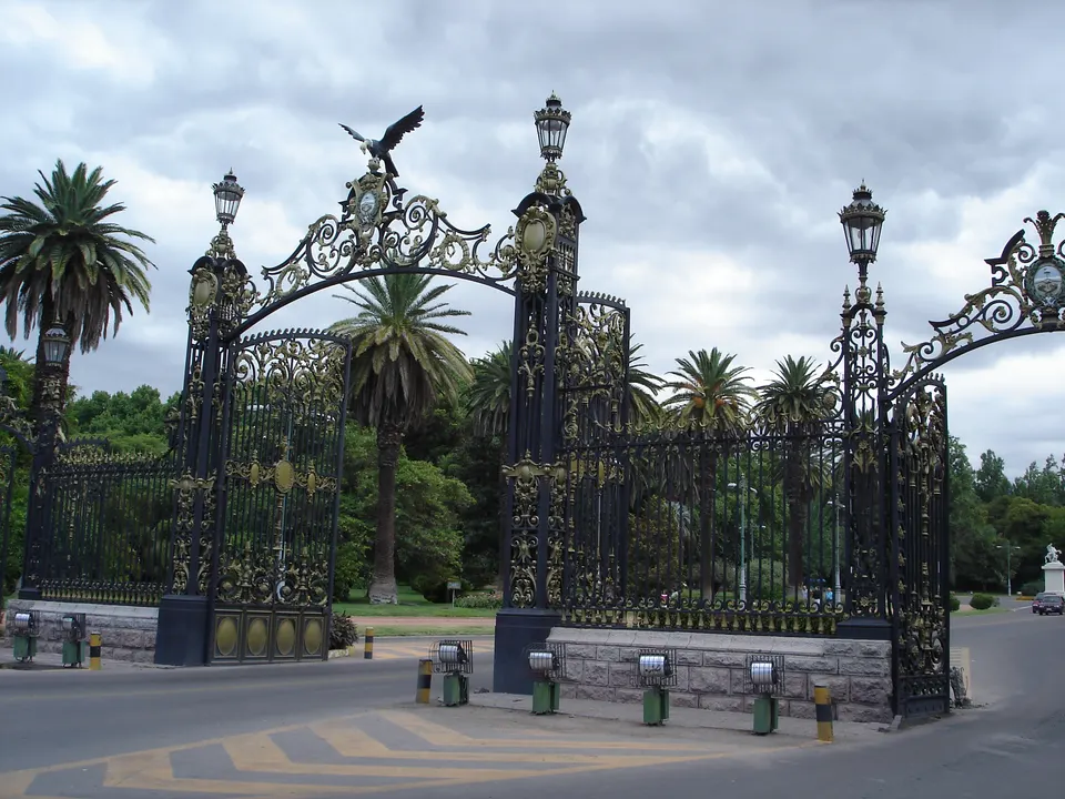 Los históricos portones de hierro forjado franceses en el acceso al Parque General San Martín.