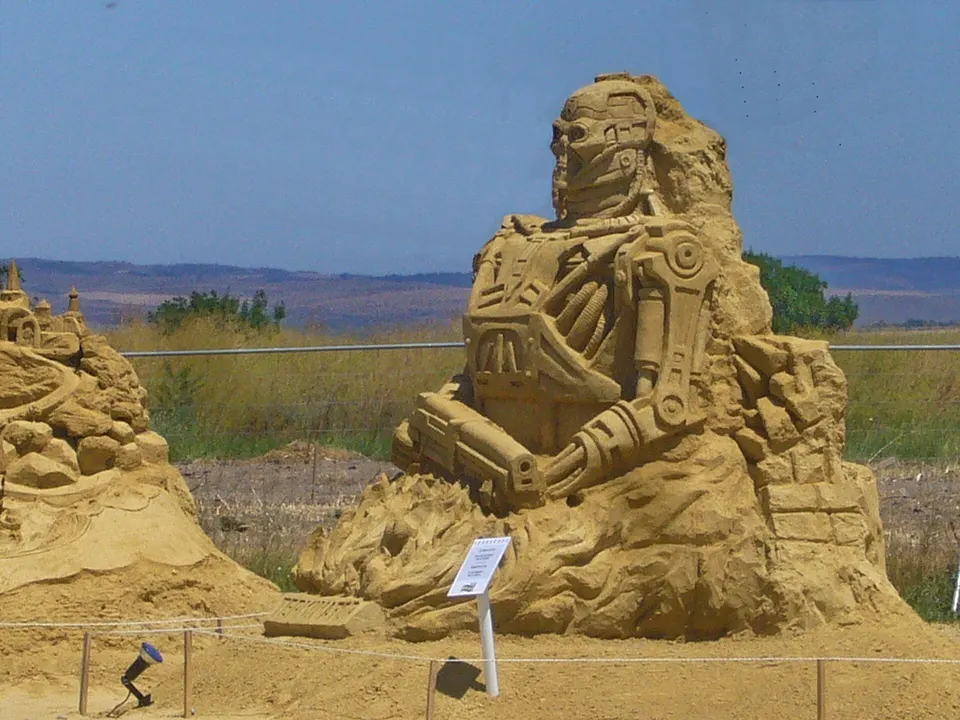 Figuras gigantes y castillos esculpidos en arena durante el festival anual del Parque Ezero en Burgas.