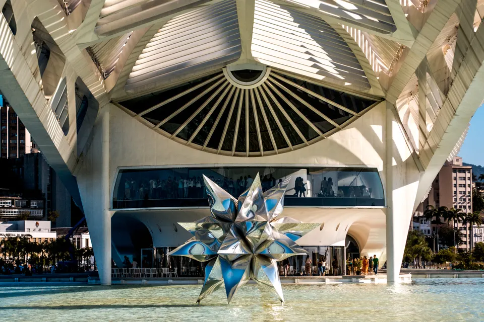 Arquitectura futurista sostenible diseñada por Santiago Calatrava para el Museo del Mañana en la bahía de Guanabara de Río de Janeiro.