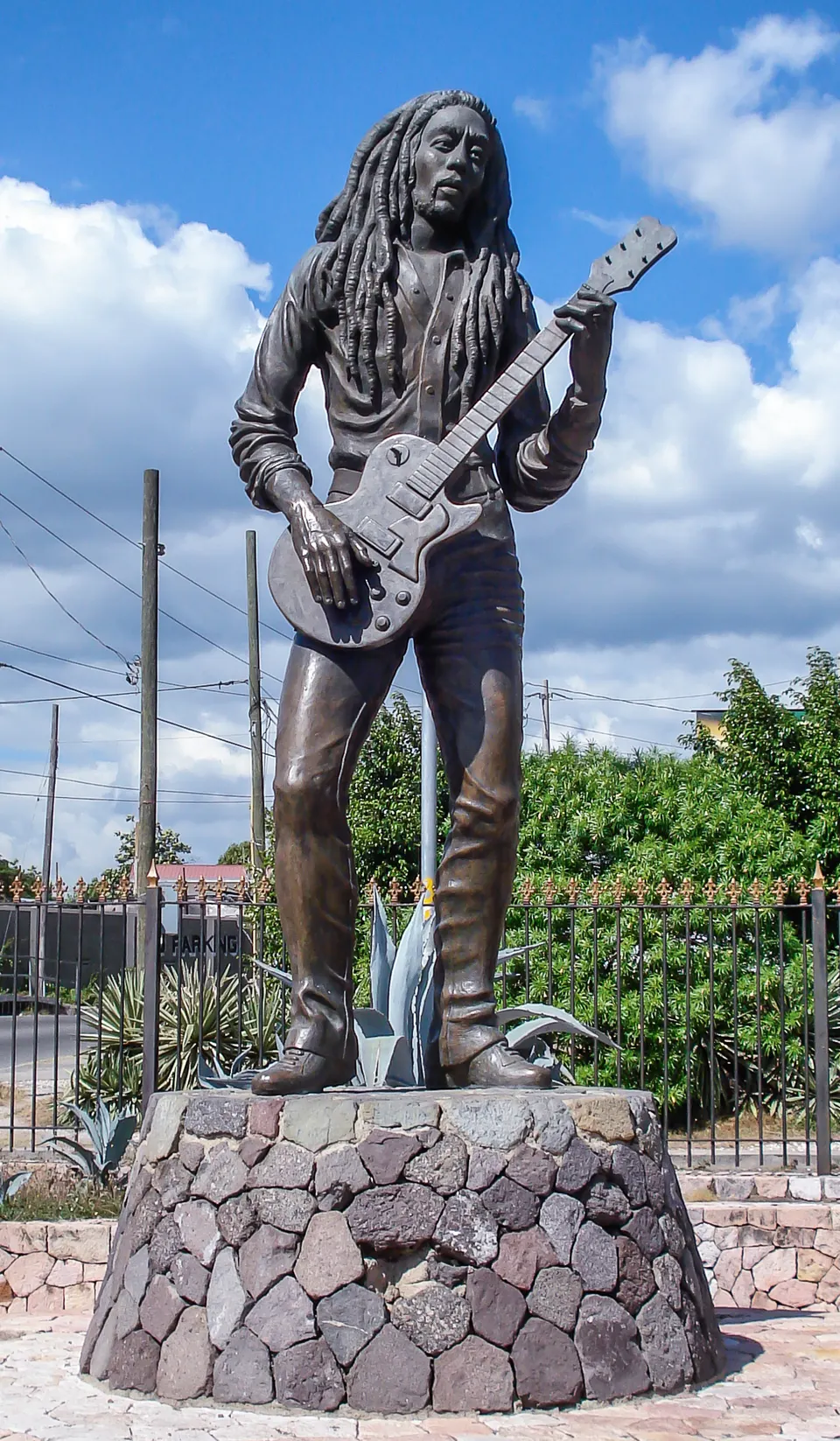 Estatua de Bob Marley en Kingston, Jamaica.
