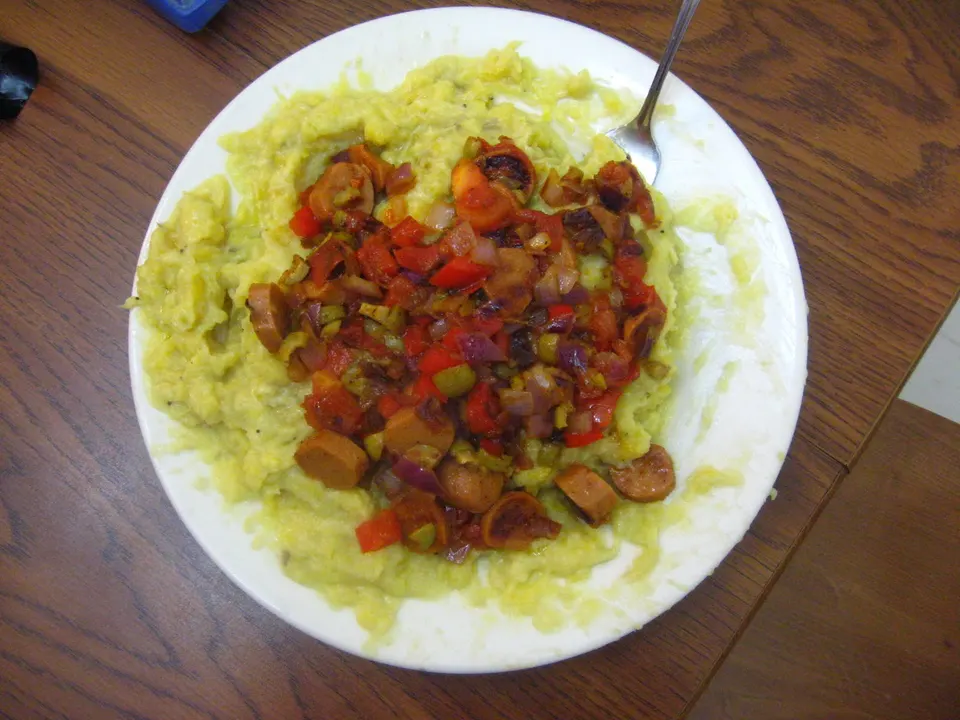 Mangú, plato tradicional dominicano de puré de plátano verde.