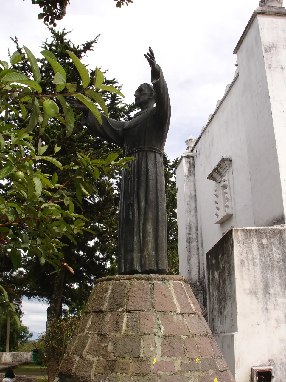 Ermita colonial del Cerrito del Carmen con sus muros blancos encalados rodeada de jardines y senderos arbolados.