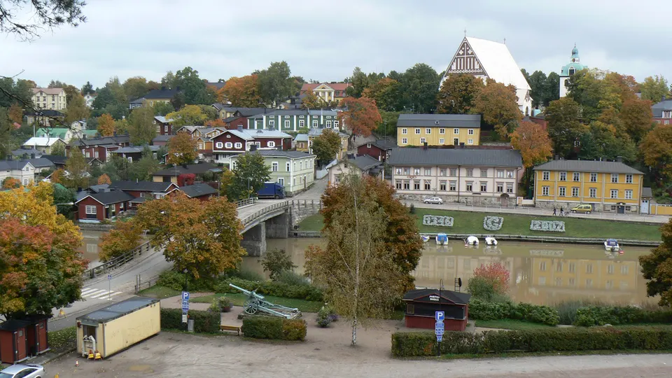 Vistas desde el Puente Viejo de Porvoo hacia los almacenes rojos ribereños y la colina de la catedral.