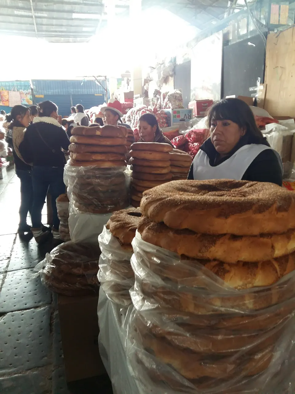 Coloridos puestos de frutas andinas y panes tradicionales en el Mercado Central de San Pedro en Cusco