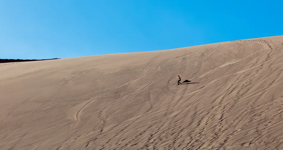 Cañones escarpados y dunas de arena roja en el Valle de la Muerte, Atacama.