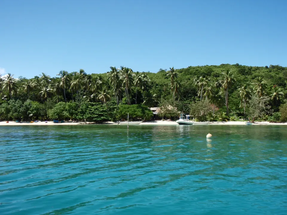 La legendaria playa de Blue Lagoon en la isla de Nanuya Lailai con aguas tranquilas de color turquesa.