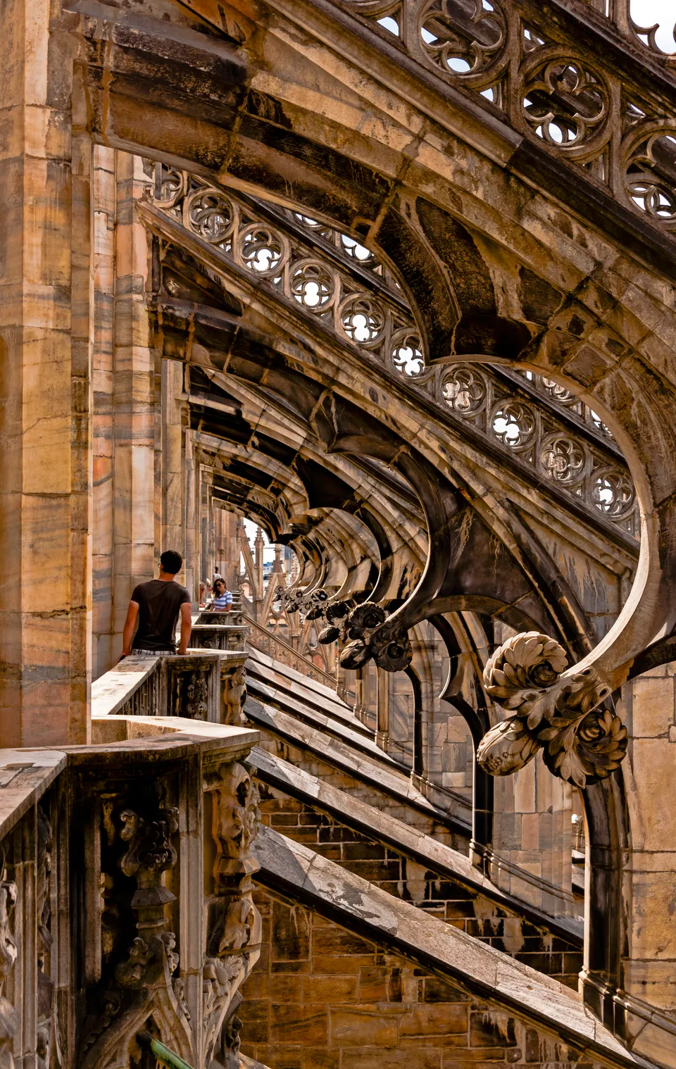 Viajeros observando detalles arquitectónicos y orientándose en el centro histórico de la ciudad.