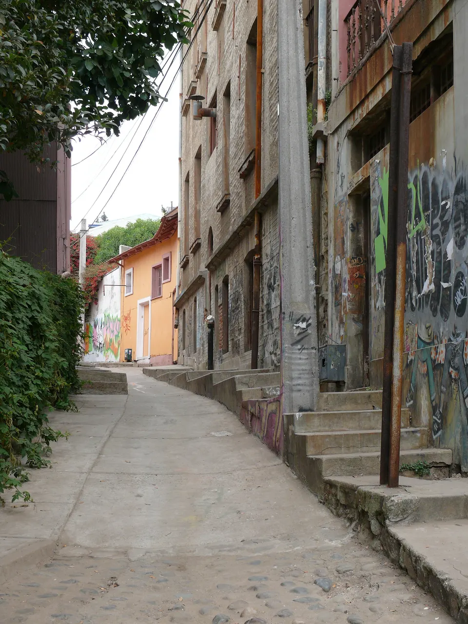 Casonas victorianas y calles adoquinadas en el tradicional Cerro Alegre de Valparaíso.