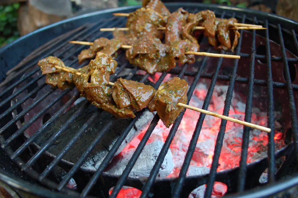 Plato tradicional de la gastronomía andina preparado con quinua de salar y hierbas autóctonas.
