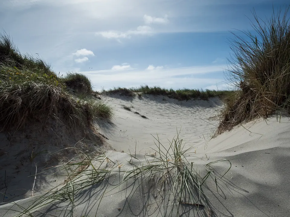 Dunas de arena y oleaje del Mar del Norte en la extensa playa de Solastranden en Stavanger.