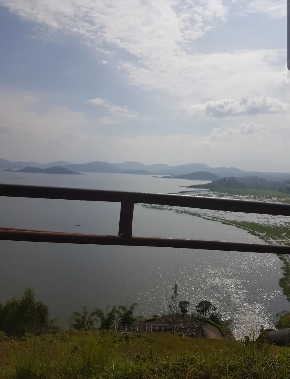 Aguas zafiro y colinas verdes de los lagos gemelos Burera y Ruhondo al pie de los volcanes.
