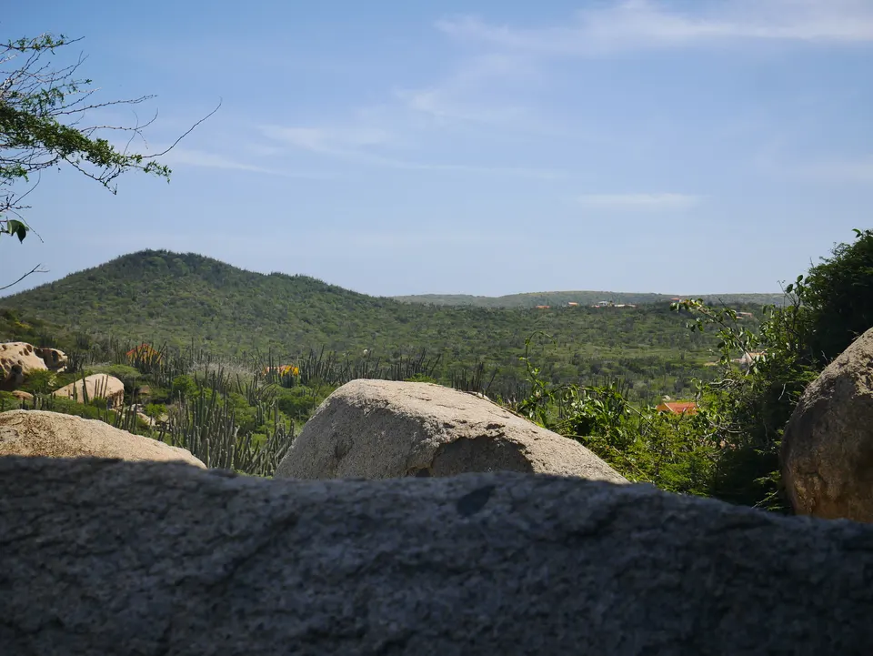 Paisaje de Aruba visto desde las formaciones rocosas de Ayo.