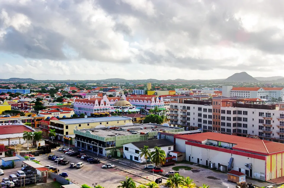 Vista de Oranjestad desde el puerto de cruceros.