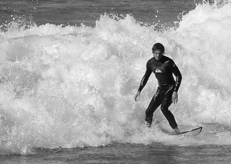 Surfistas en la playa de la Zurriola, la playa de olas de San Sebastián.