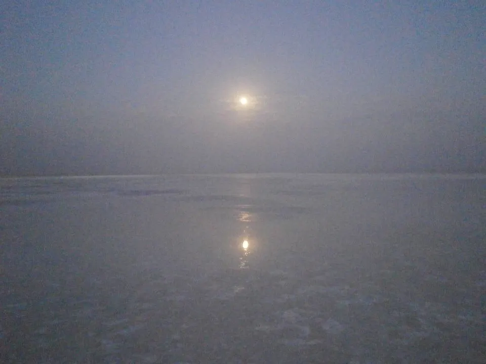 Llanura infinita de sal blanca y horizontes infinitos del lago Karum en Danakil.