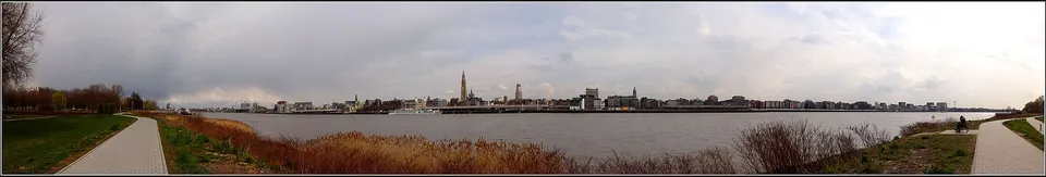 Perfil urbano de Amberes visto desde el río Escalda, con la torre de la catedral dominando el horizonte.