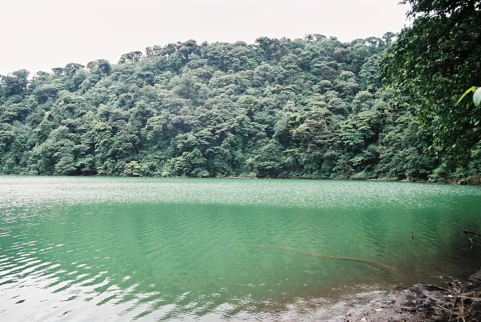The crater lake, Laguna Cerro Chato, of Cerro Chato volcano — in Costa Rica. en la-fortuna