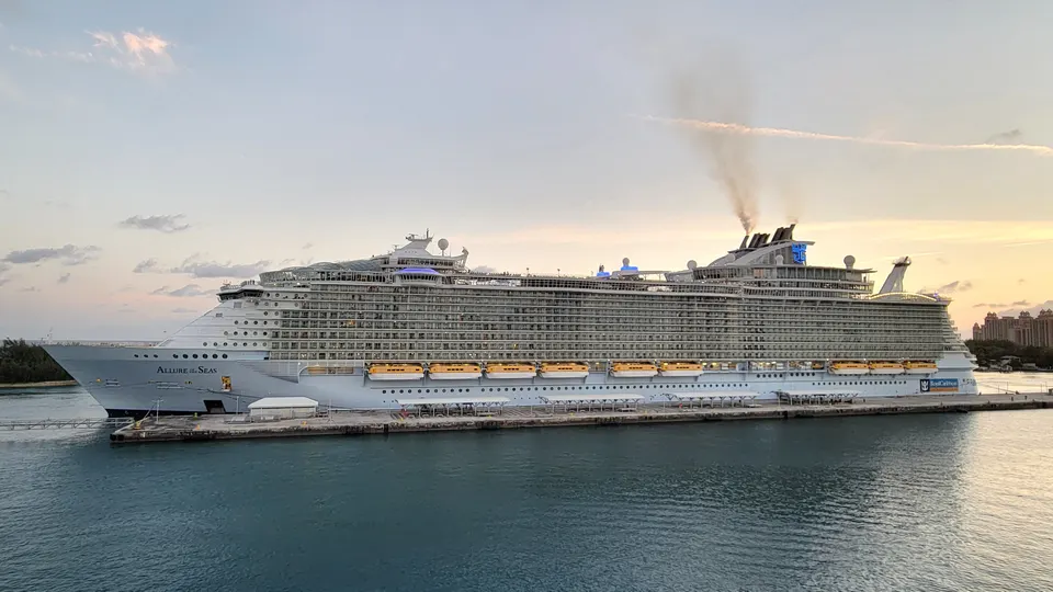 Crucero atracado en el puerto de Nassau, Bahamas.