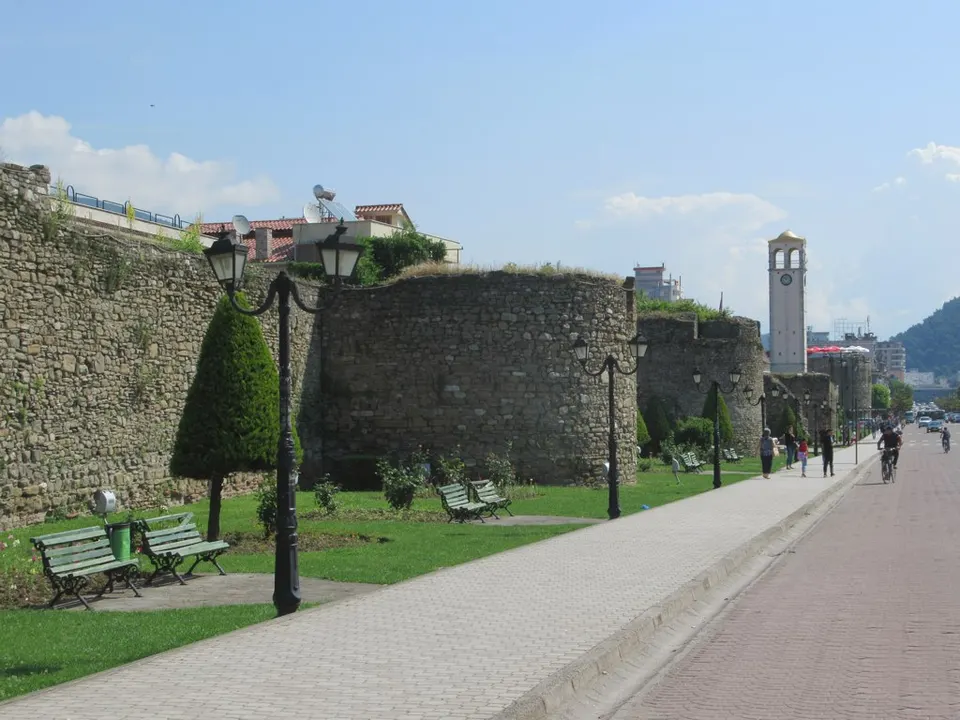 Los tramos de muralla de origen romano y bizantino del castillo de Elbasan.
