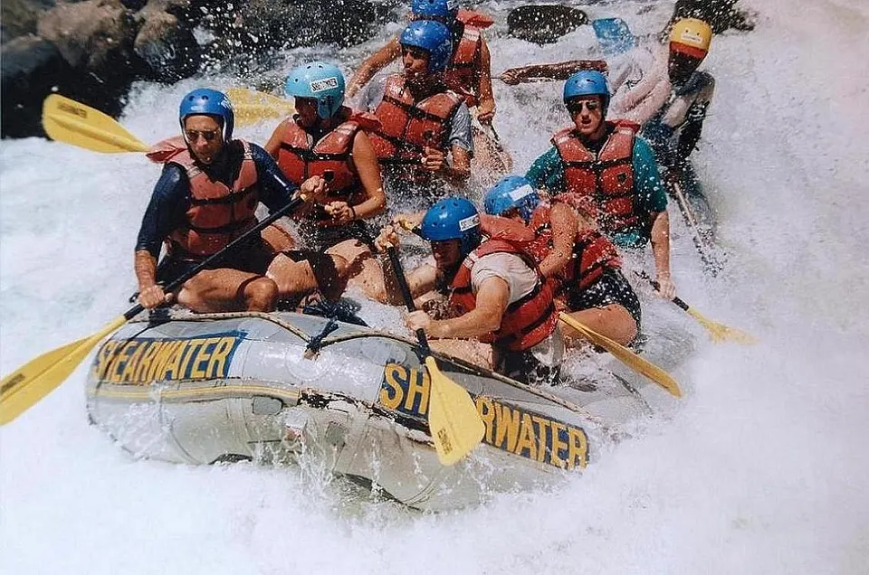 Balsa neumática sorteando veloces rápidos de clase mundial en las aguas bravas de la garganta de Batoka.