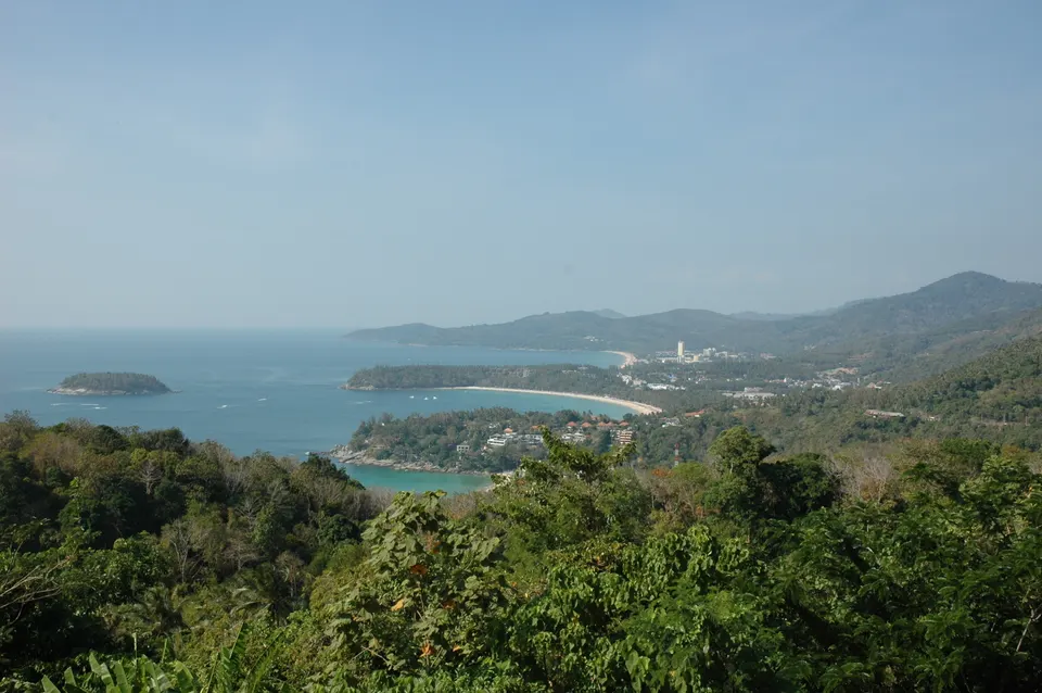 Panorámica de las tres bahías de Kata Noi, Kata y Karon desde el mirador Karon Viewpoint en Phuket.