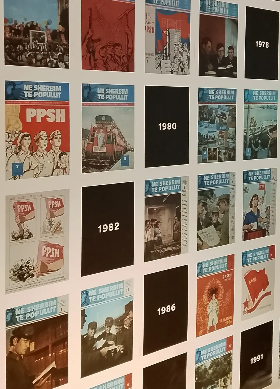 Un muro con fotografías de agentes de la Sigurimi dentro del museo de la Casa de las Hojas.
