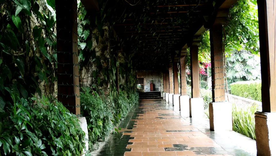 Patios coloniales ajardinados y criptas restauradas en el Hotel Museo Casa Santo Domingo.