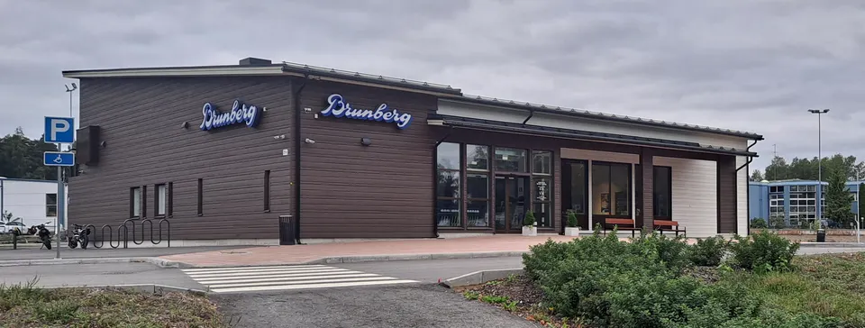 Emblemática tienda de dulces y chocolates artesanos Brunberg en una casa de madera de Porvoo.