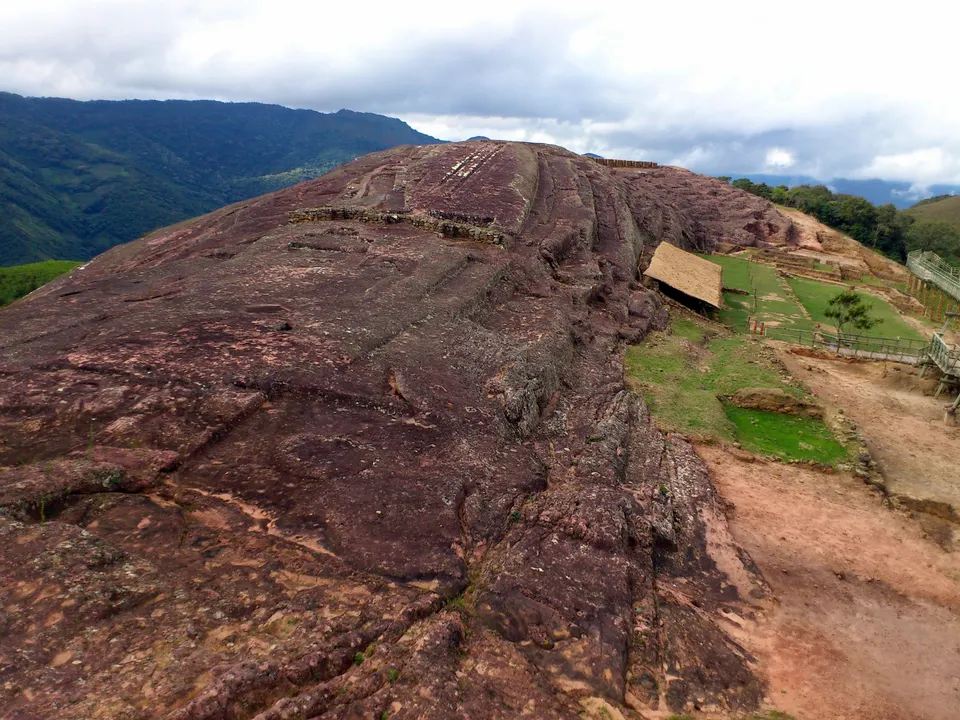 La colosal roca esculpida prehispánica de El Fuerte de Samaipata, Patrimonio de la UNESCO.