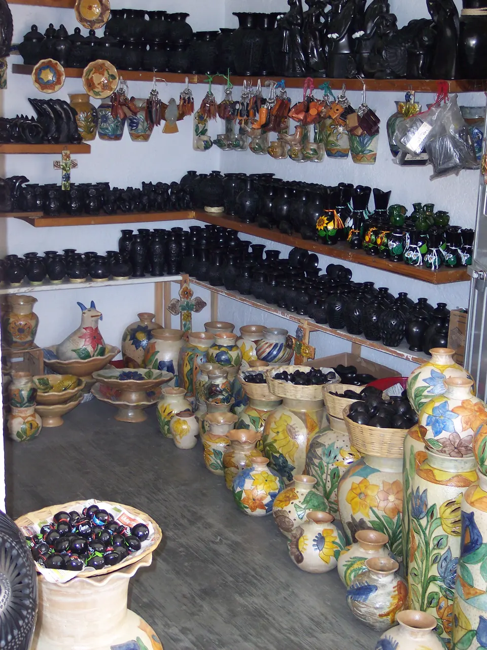 Black mud and conventional mud Handicraft tipical from the San Bartolo Coyotepec Town.
SPANISH - Artesanias de barro neg en oaxaca