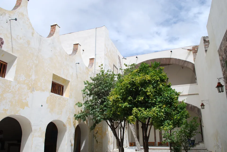 Patio virreinal con arquerías de cantera del Museo Histórico Casa de Allende.
